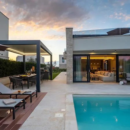 Luxurioese Mit Pool Und Whirlpool In *