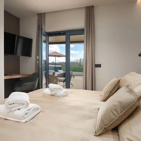 Hébergement de vacances Luxurioese Mit Pool Und Whirlpool In Poreč