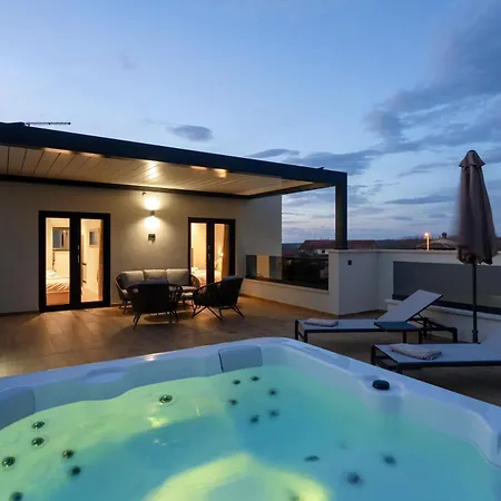 Luxurioese Mit Pool Und Whirlpool In Hébergement de vacances Poreč