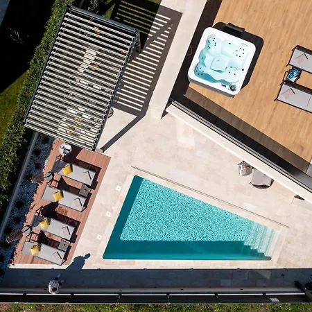 Luxurioese Mit Pool Und Whirlpool In Poreč