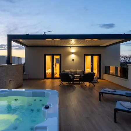 Luxurioese Mit Pool Und Whirlpool In * Poreč