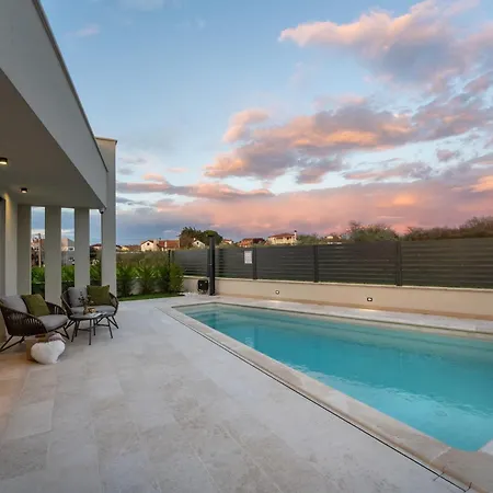 Hébergement de vacances Luxurioese Mit Pool Und Whirlpool In *
