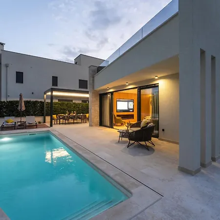 Luxurioese Mit Pool Und Whirlpool In Hébergement de vacances *