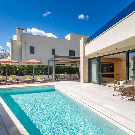 Hébergement de vacances Luxurioese Mit Pool Und Whirlpool In *