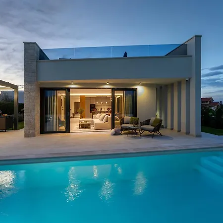 Luxurioese Mit Pool Und Whirlpool In Hébergement de vacances