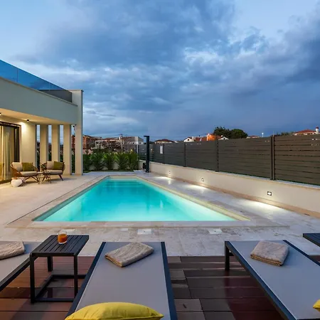 Luxurioese Mit Pool Und Whirlpool In * Poreč