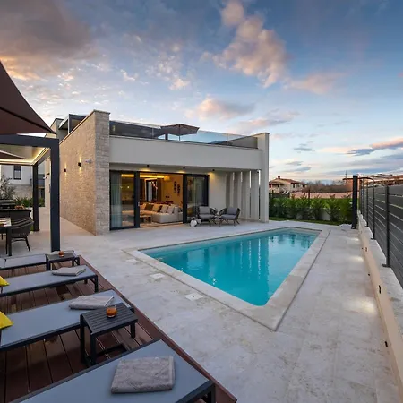 Hébergement de vacances Luxurioese Mit Pool Und Whirlpool In Poreč