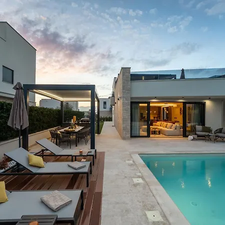 Hébergement de vacances Luxurioese Mit Pool Und Whirlpool In *