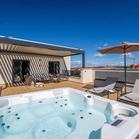 Luxurioese Mit Pool Und Whirlpool In Poreč
